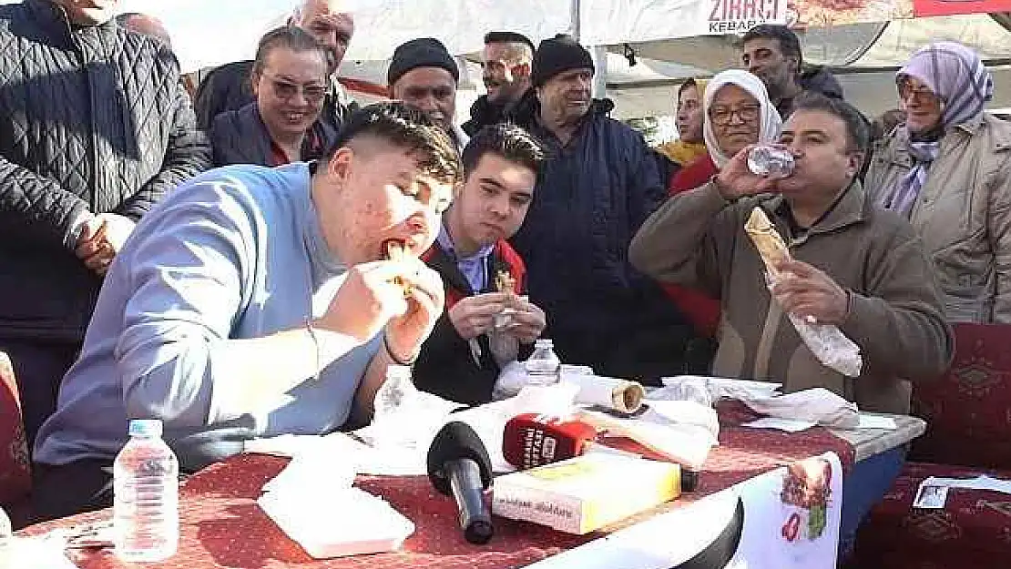 Kebabı en hızlı yiyen altın değerindeki baklavayı kaptı