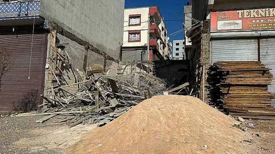 Gaziantep'te beton dökümü sonrası inşaat çöktü: 1'i ağır 2 yaralı