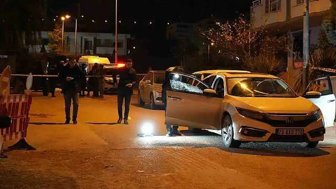 Kilis'te park halindeki araca kurşun yağdırdılar:1 ölü, 1 ağır yaralı