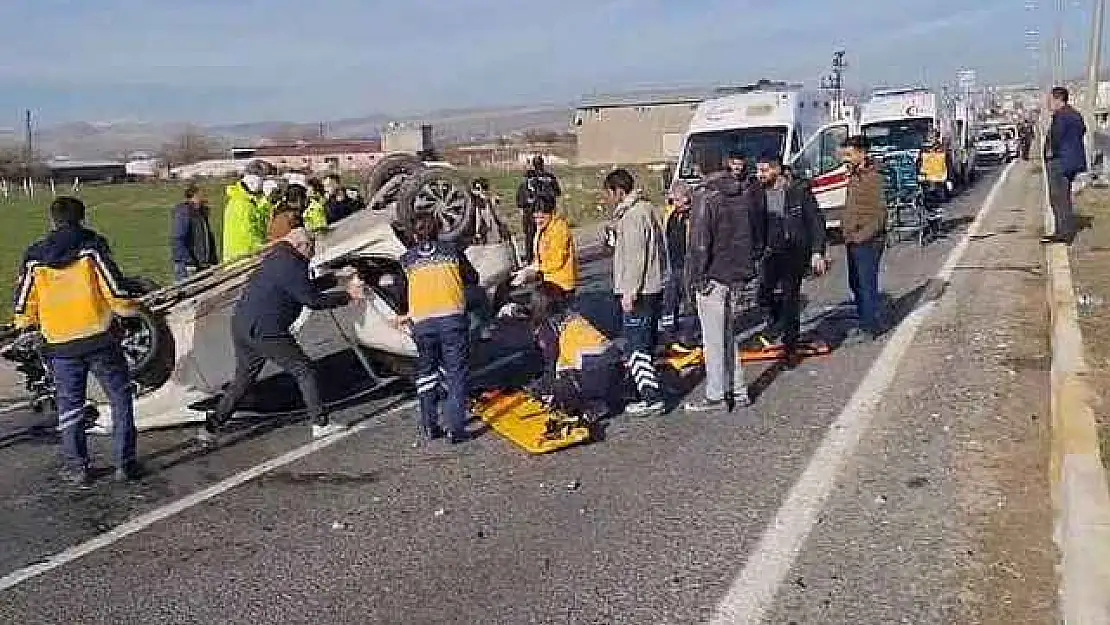 Diyarbakır'da hafriyat kamyonu otomobille çarpıştı: 1'i ağır 3 yaralı