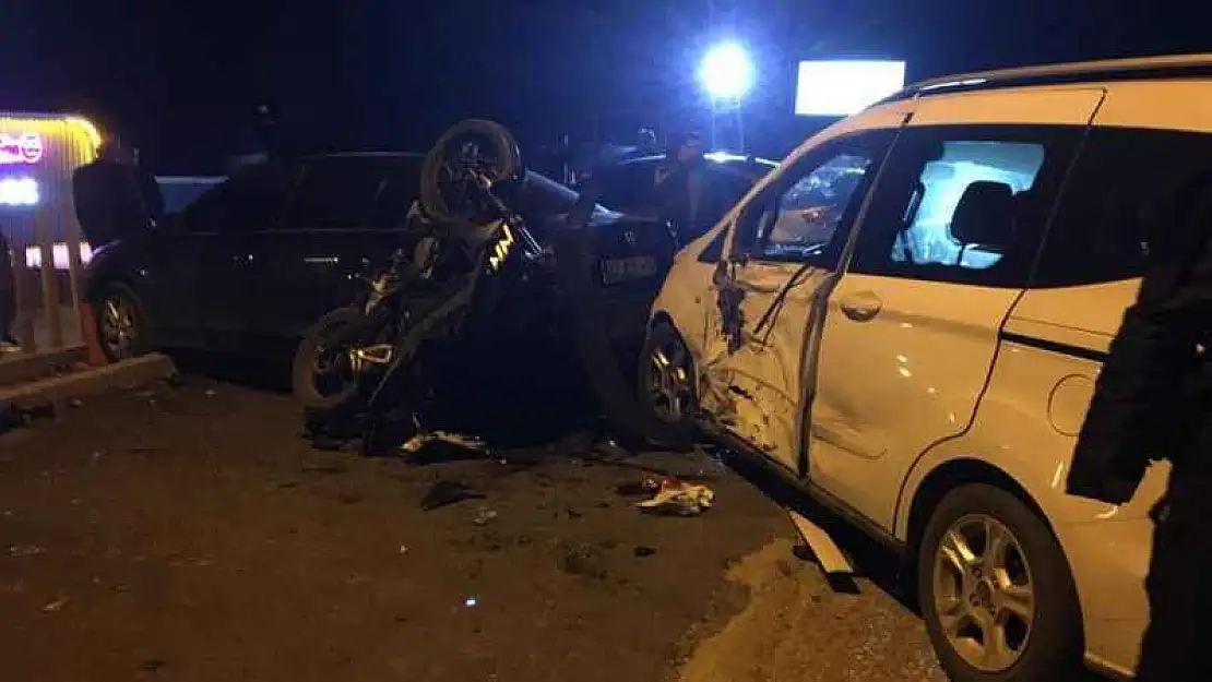 Adıyaman'da otomobil ile motosiklet çarpıştı: 1'i ağır 2 yaralı 