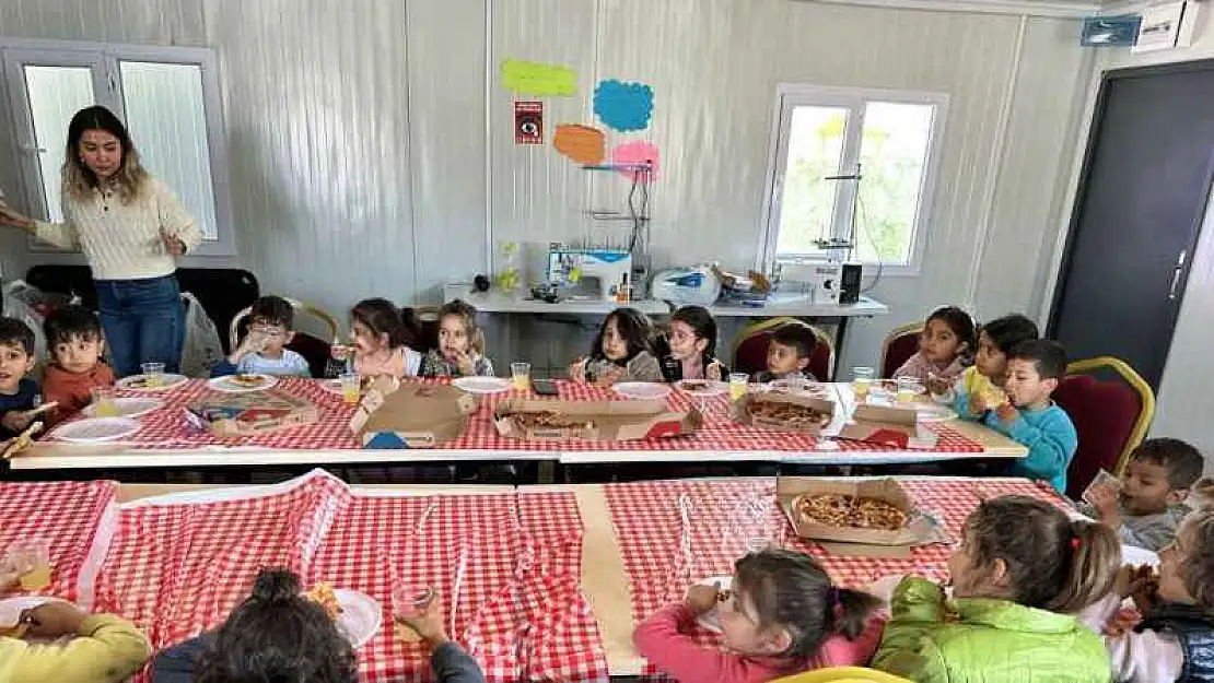 Depremzede Çocuklar Pizza Keyfi Yaşadı