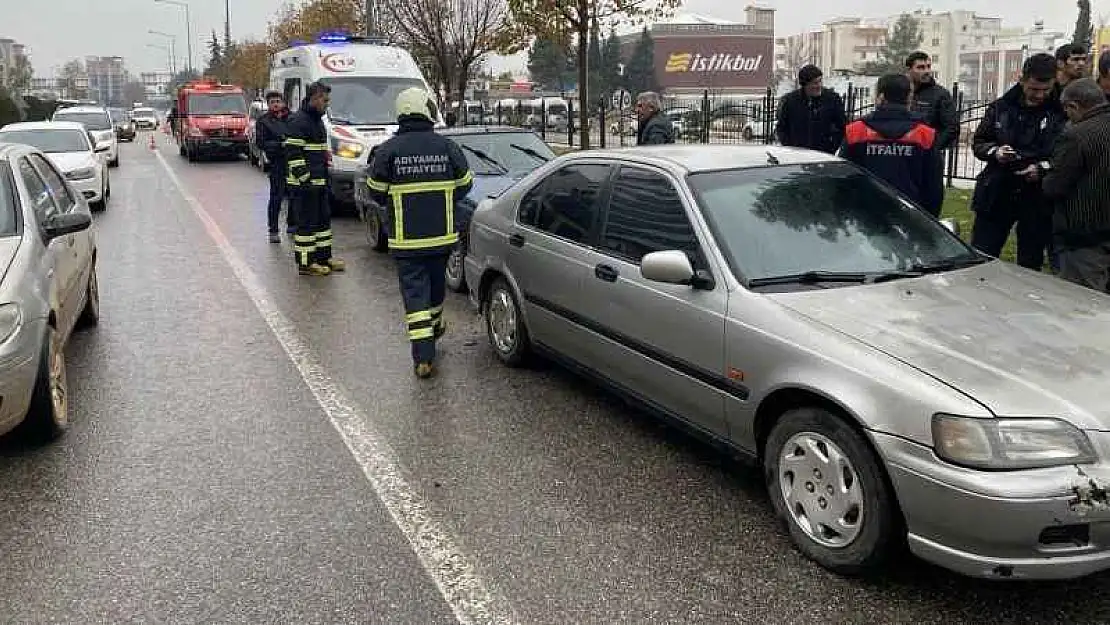 Üç aracın karıştığı zincirleme kazada 1 kişi yaralandı