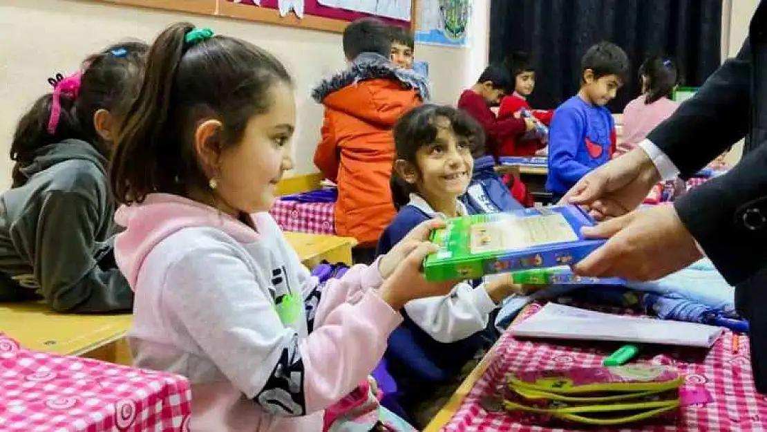 Diyarbakır'da köy okullarındaki çocuklar ziyaret edilip hediye dağıtıldı