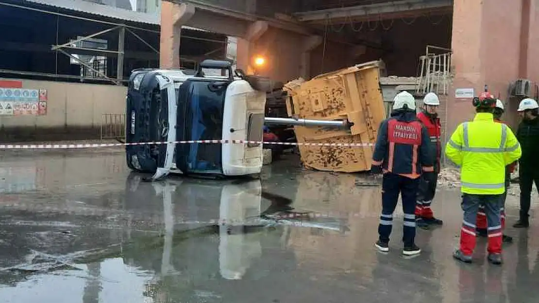 Mardin'de hafriyat kamyonu devrildi: 2 yaralı