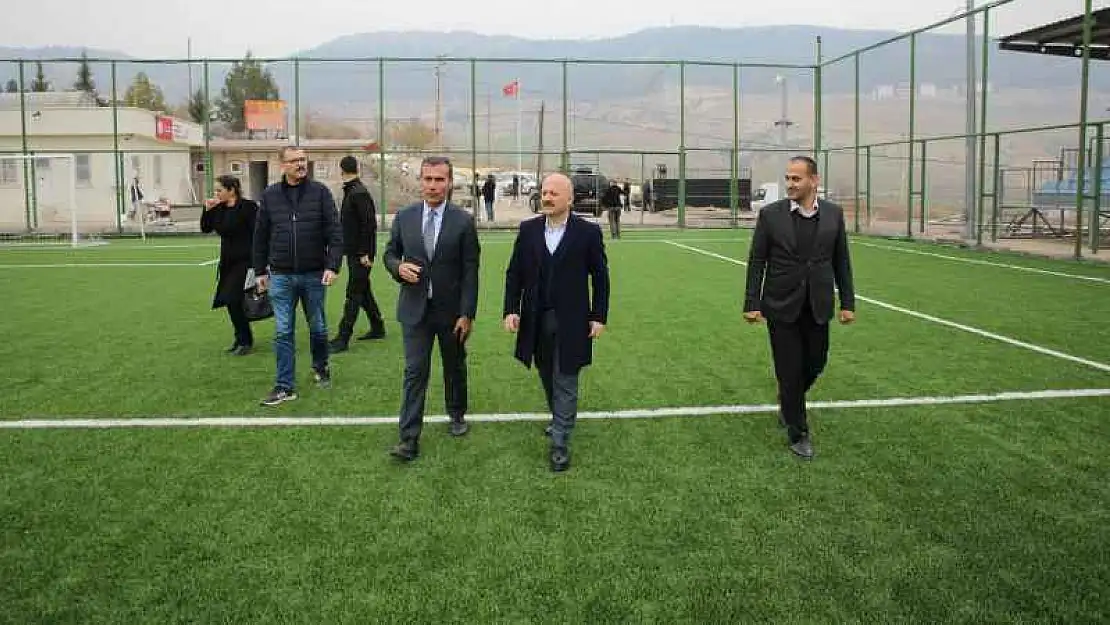 Vali Varol Esentepe Futbol Sahası'nda İncelemelerde Bulundu