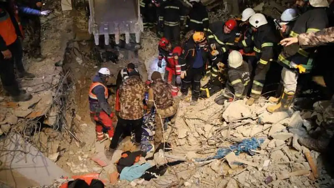 Enkazda 96 saat sonra çıkarılan ve idrarını içerek hayatta kalan Adnan Muhammed Korkut o anları İHA'ya anlattı