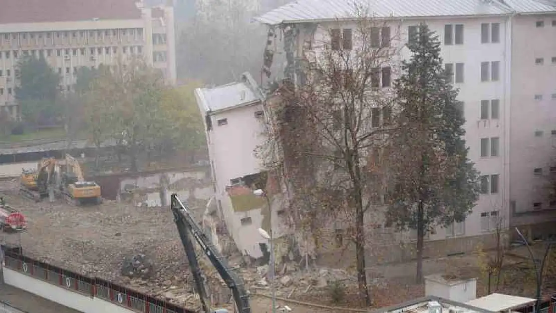 Depremde ağır hasar alan Gaziantep Emniyet Müdürlüğü Binası yıkım işlemleri sürüyor