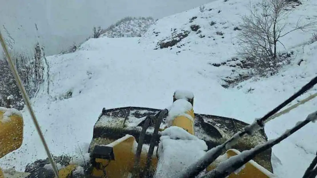 Kar nedeniyle köyde mahsur kalan hasta 2 saatlik çalışmayla hastaneye ulaştırıldı