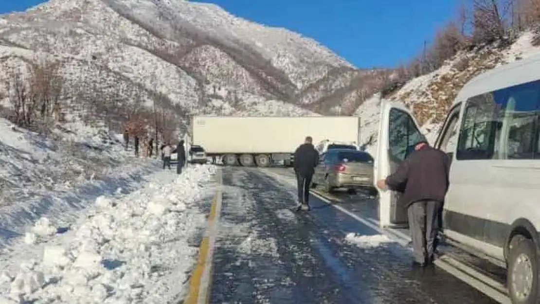 Şırnak-Hakkari yolu tırın yola yan girmesi nedeniyle ulaşıma kapandı