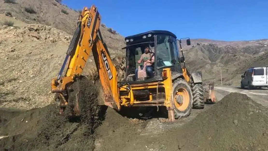 Siirt'te sağanak nedeniyle kapanan köy yolları ulaşıma açıldı