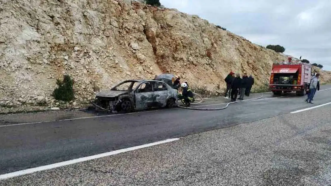 Seyir halindeki otomobil yandı, 5 kişi son anda dışarı çıktı