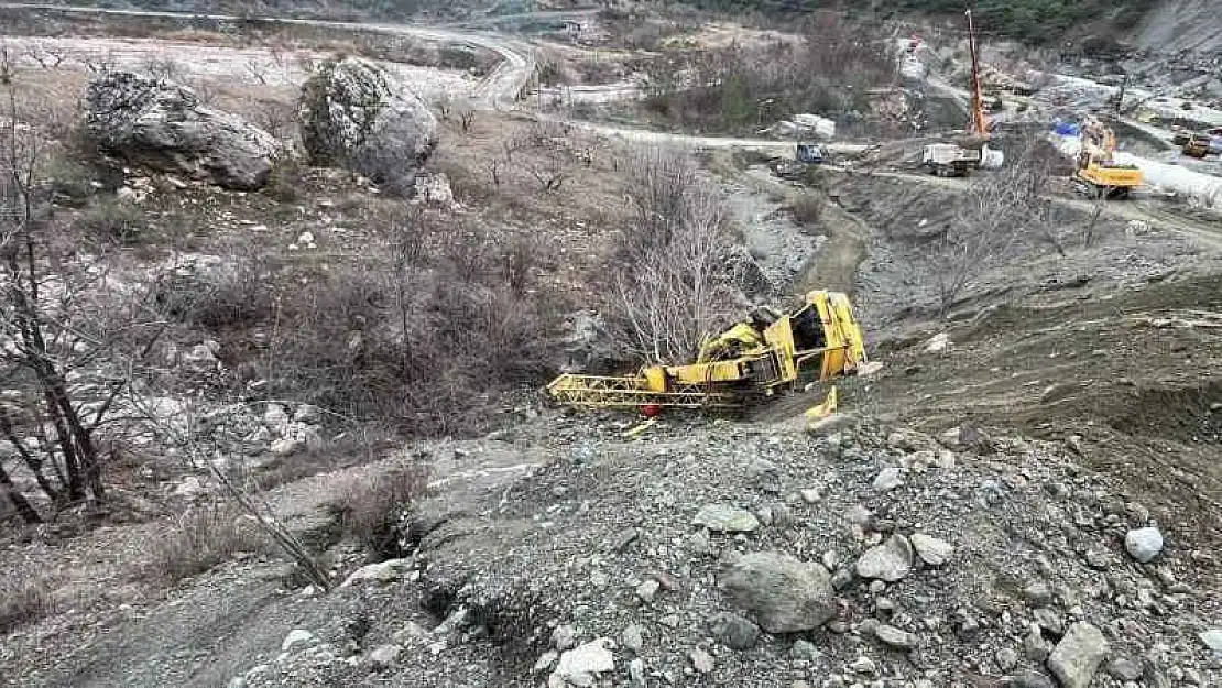 Freni boşalan vinç şarampole devrildi