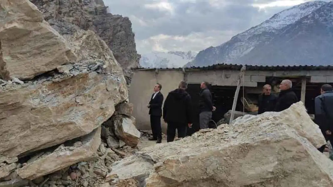 Uludere'de kaya düşmesi sonucu evi zarar gören aileye yardım eli uzatıldı