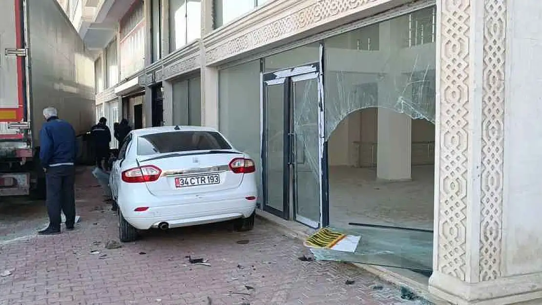 Mardin'de kontrolden çıkan tır, üç araç ve bir işyerine zarar verdi: 2 yaralı