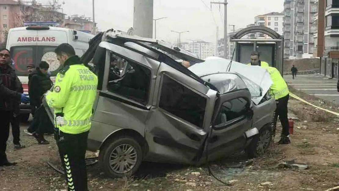 Beton direğe çarpan hafif ticari araç hurdaya döndü, sürücü hayatını kaybetti