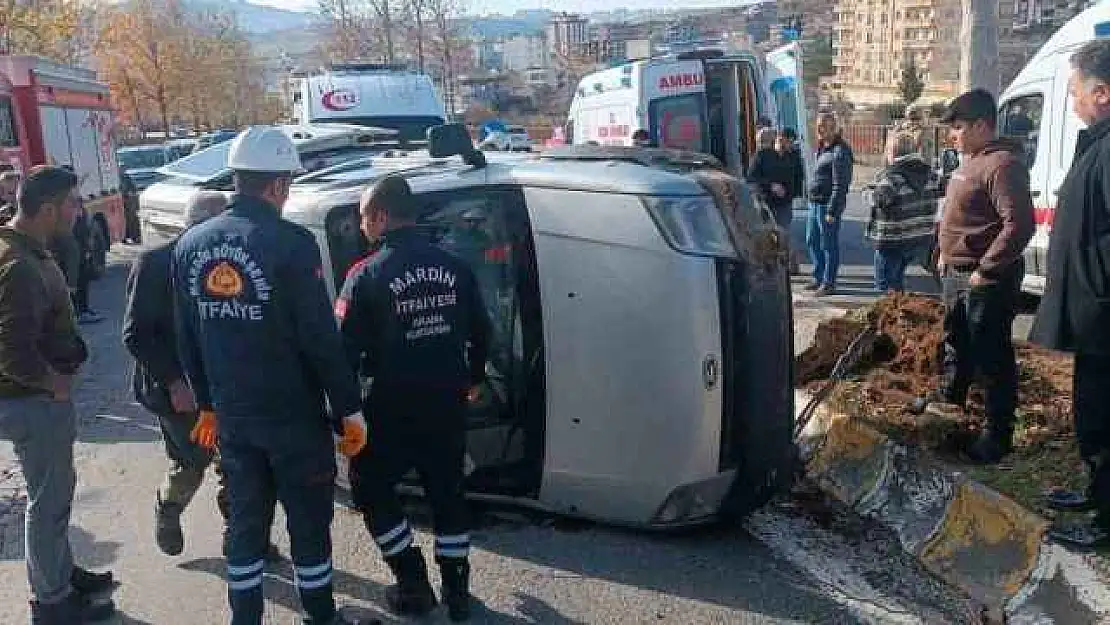 Mardin'de hafif ticari araç takla attı: 3'ü ağır 4 yaralı