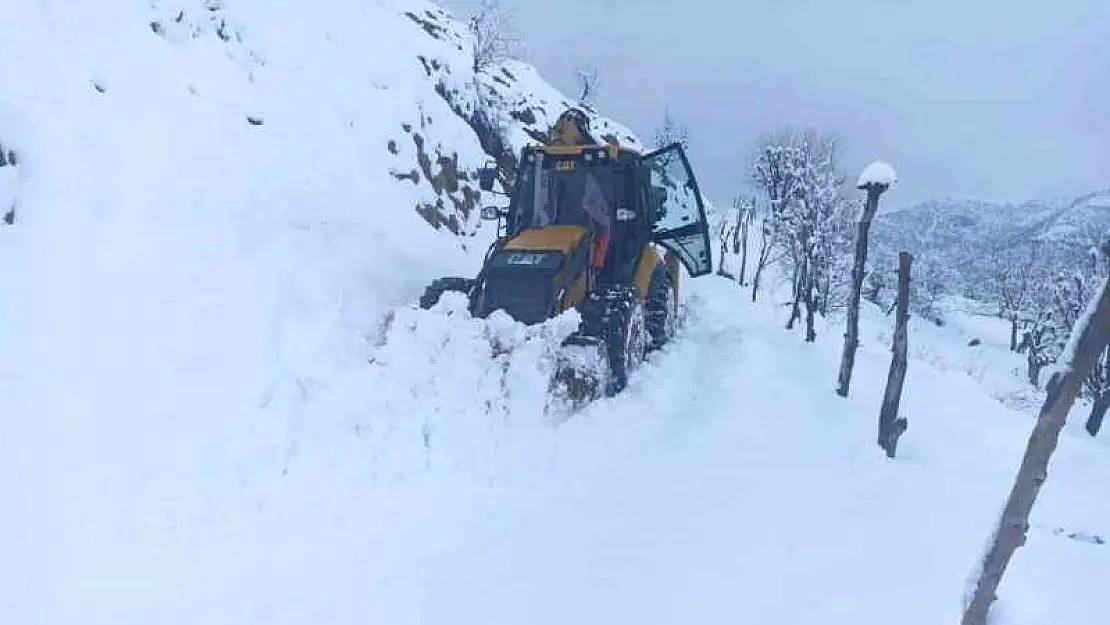 Sason'da kar nedeniyle ulaşıma kapanan köy yolları açılıyor