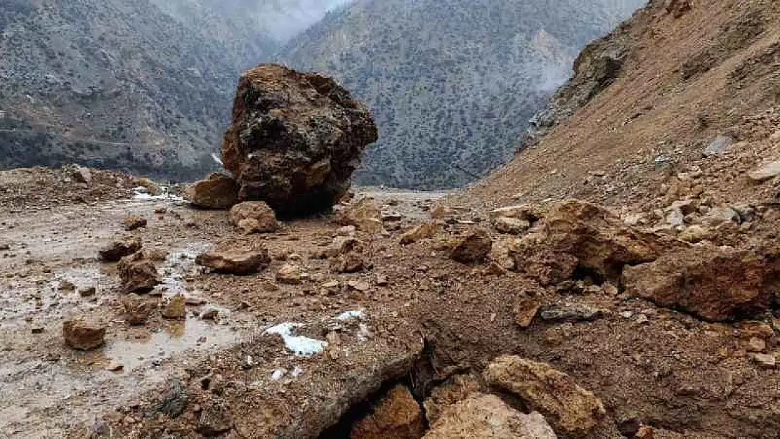 Sason'da yola düşen kaya parçaları köy yolunu ulaşıma kapattı