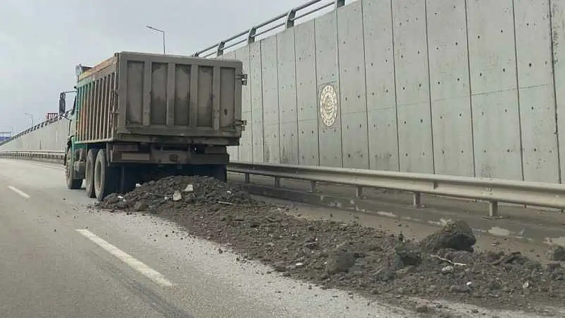 Kapak açılınca moloz karayoluna döküldü