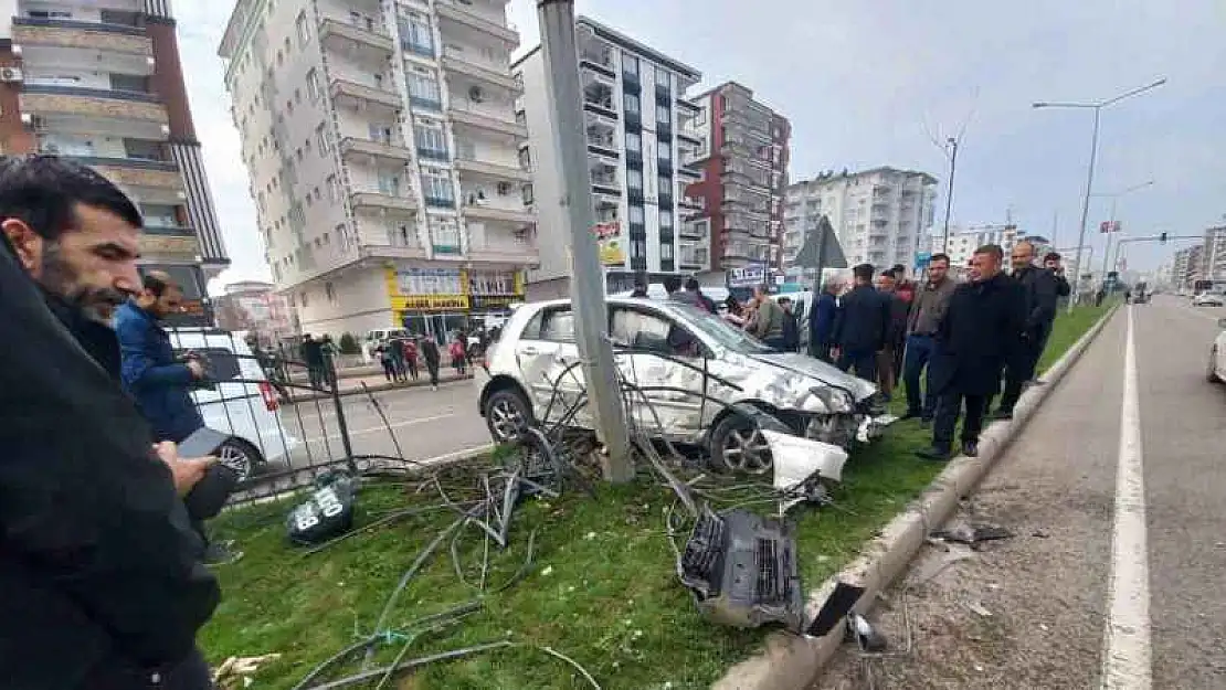 Batman'da kontrolden çıkan otomobil bariyeri aşıp direğe çarparak durdu: 1 yaralı