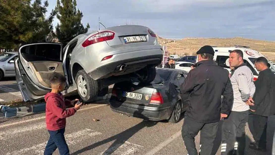 Mardin'de kazaya karışan otomobil çarptığı otomobilin üstüne çıktı