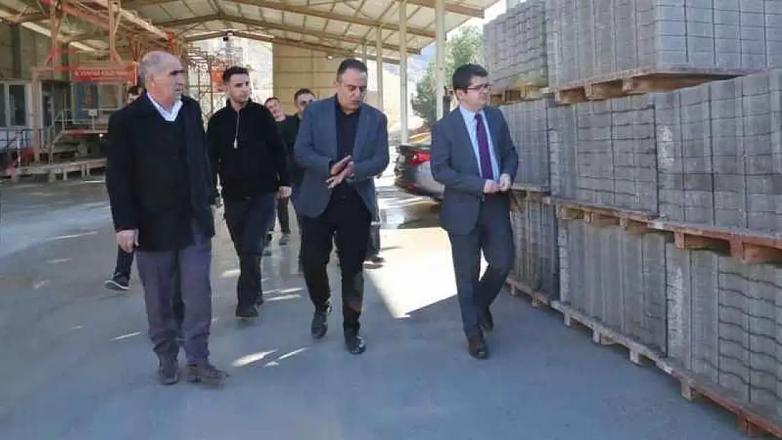 Mardin'de parke ve bordür fabrikasında üretim devam ediyor