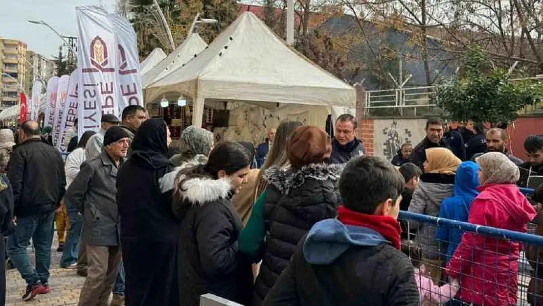 Mardin'de düzenlenen festivalde 1 ton hamsi dağıtıldı