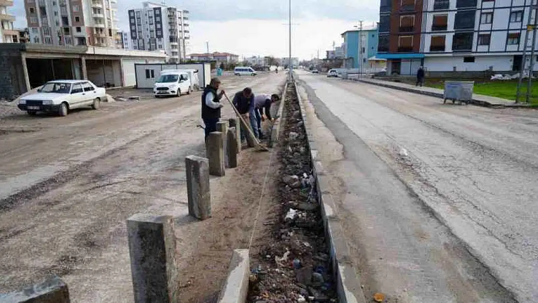 Millet Caddesinde refüj düzenleme çalışmaları devam ediyor