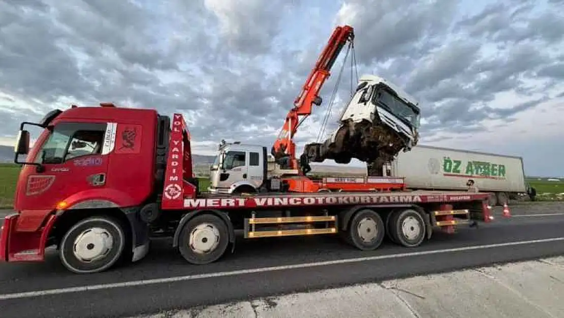 Kontrolden çıkan tır devrildi:1 yaralı