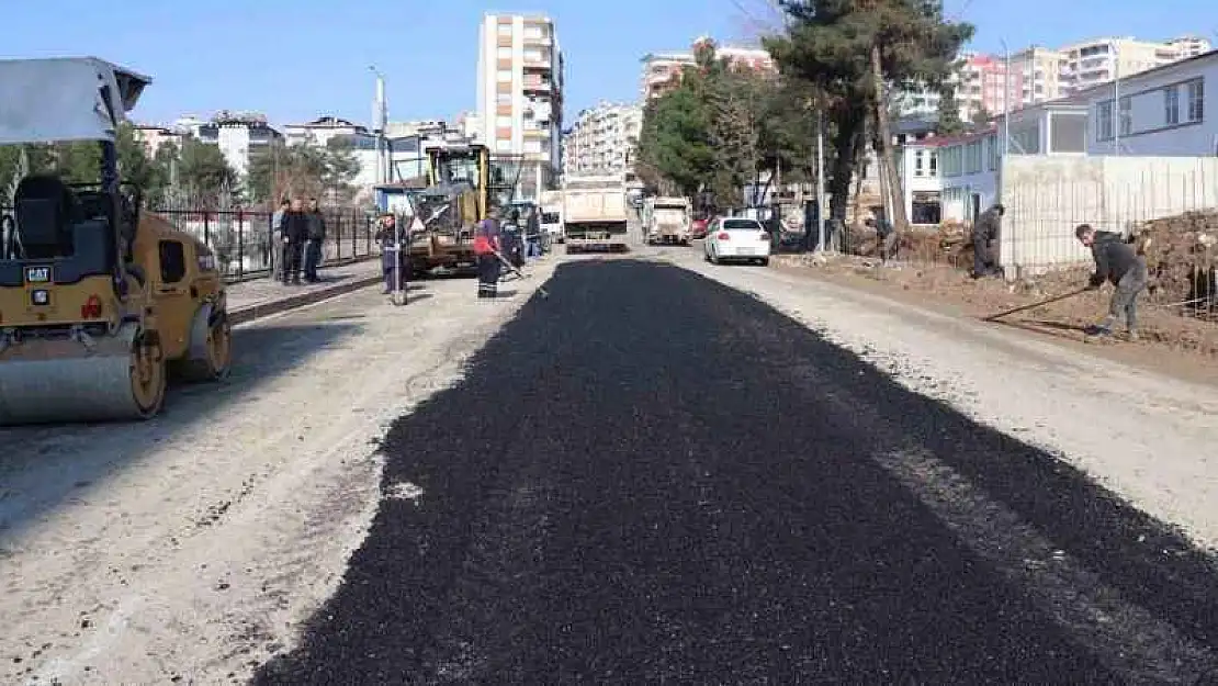 Siirt Belediyesi, yollarda yenileme çalışmalarına hız verdi