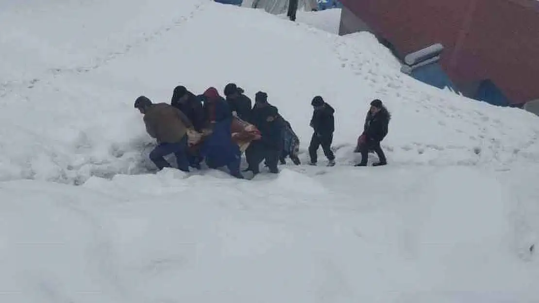 Karda mahsur kalan 81 yaşındaki hasta, sağlık ekiplerine ulaştırıldı