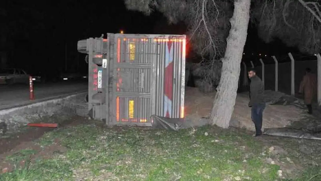 Şanlıurfa'da buğday yüklü tır devrildi: 1 yaralı