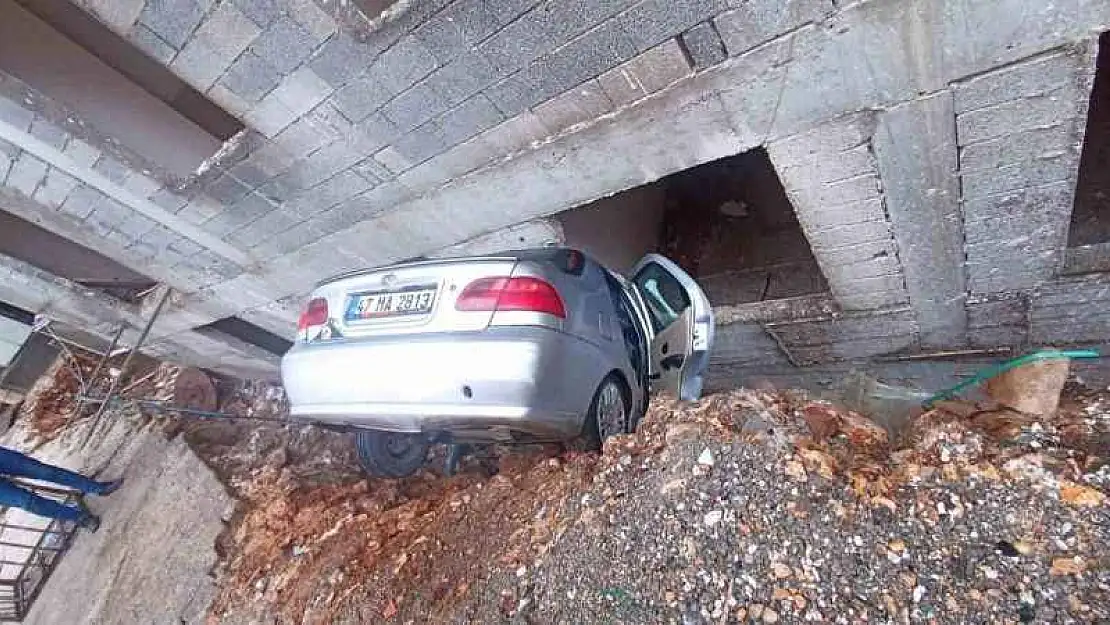 Mardin'de otomobil, istinat duvarı arasındaki boşluğa düştü