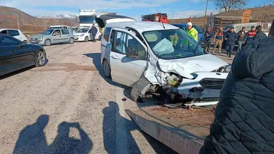 Adıyaman'da otomobil hafif ticari araçla çarpıştı: 5 yaralı