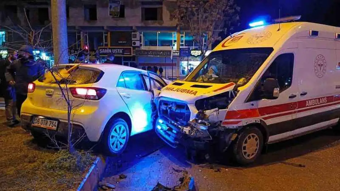 Batman'da gelin arabası ambulansla çarpıştı