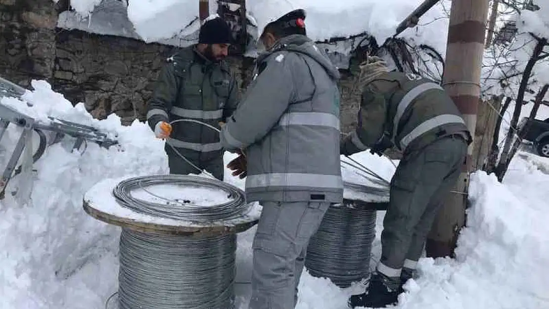 Şırnak'ta enerji şirketi ekipleri karlı yolları aşıp elektrik arızalarını gideriyor