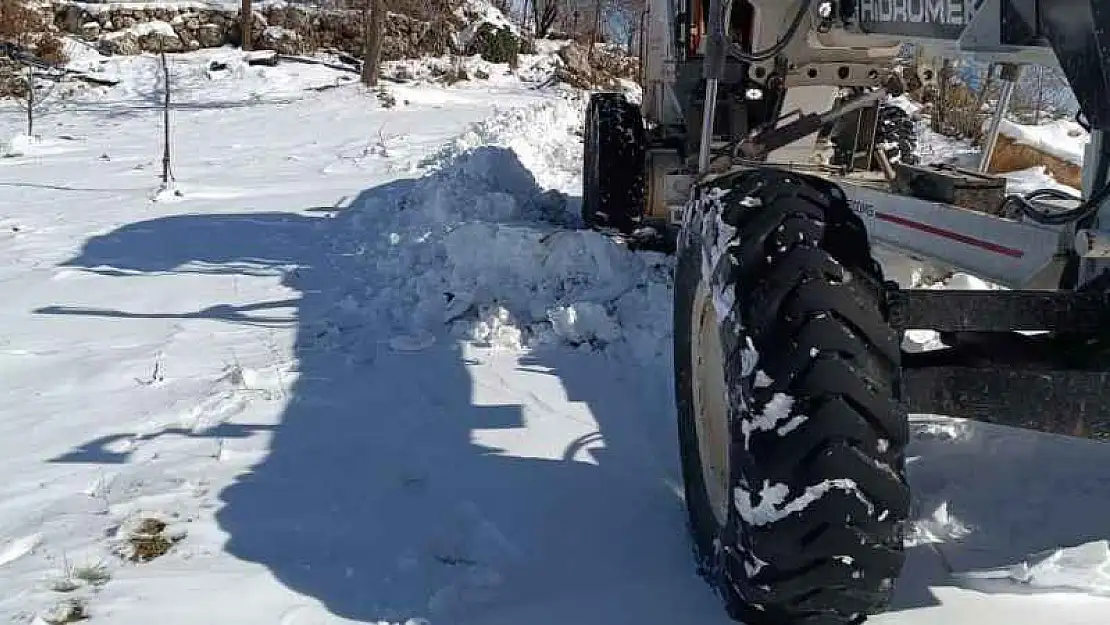 Besni'de kapanan köy yolları açıldı