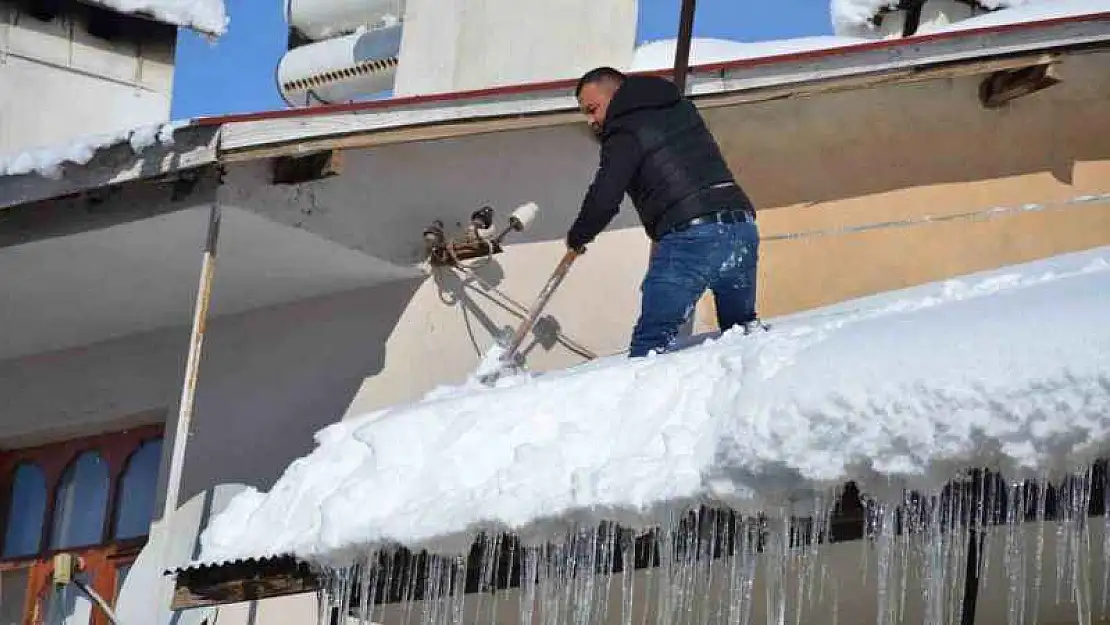 Beytüşşebap'ta vatandaşlar damları, belediye cadde ve sokakları temizliyor