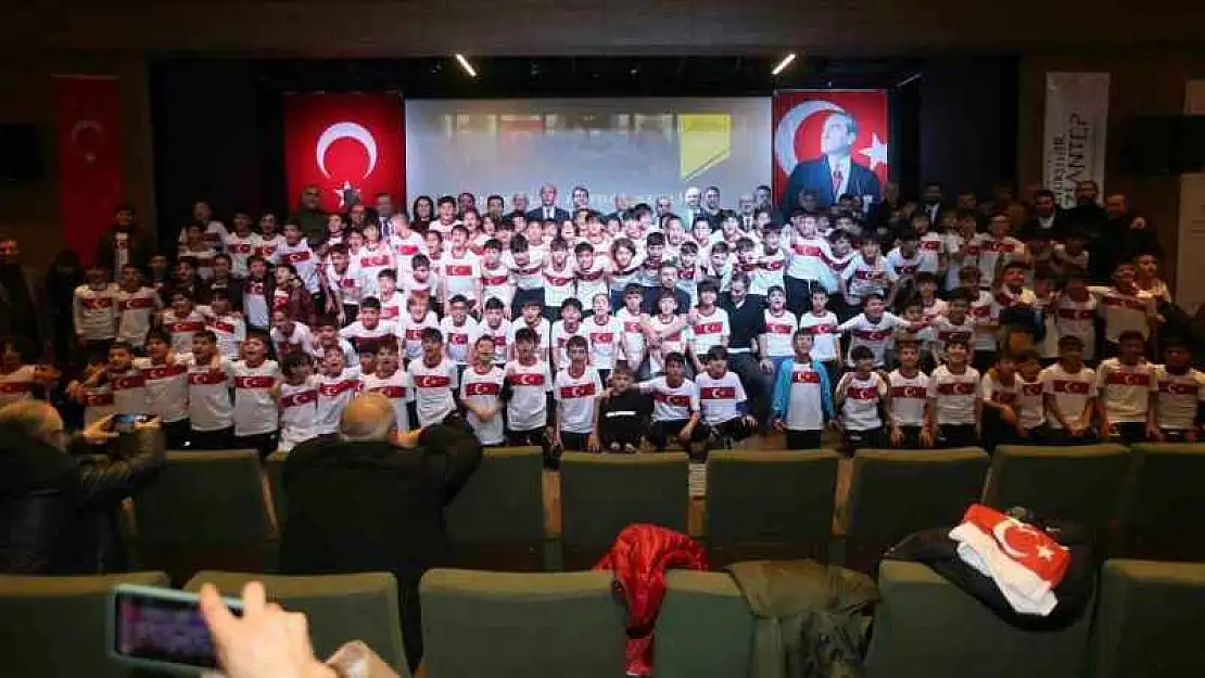 Minikler Futbol Şenliği'nin ödülleri sahiplerini buldu