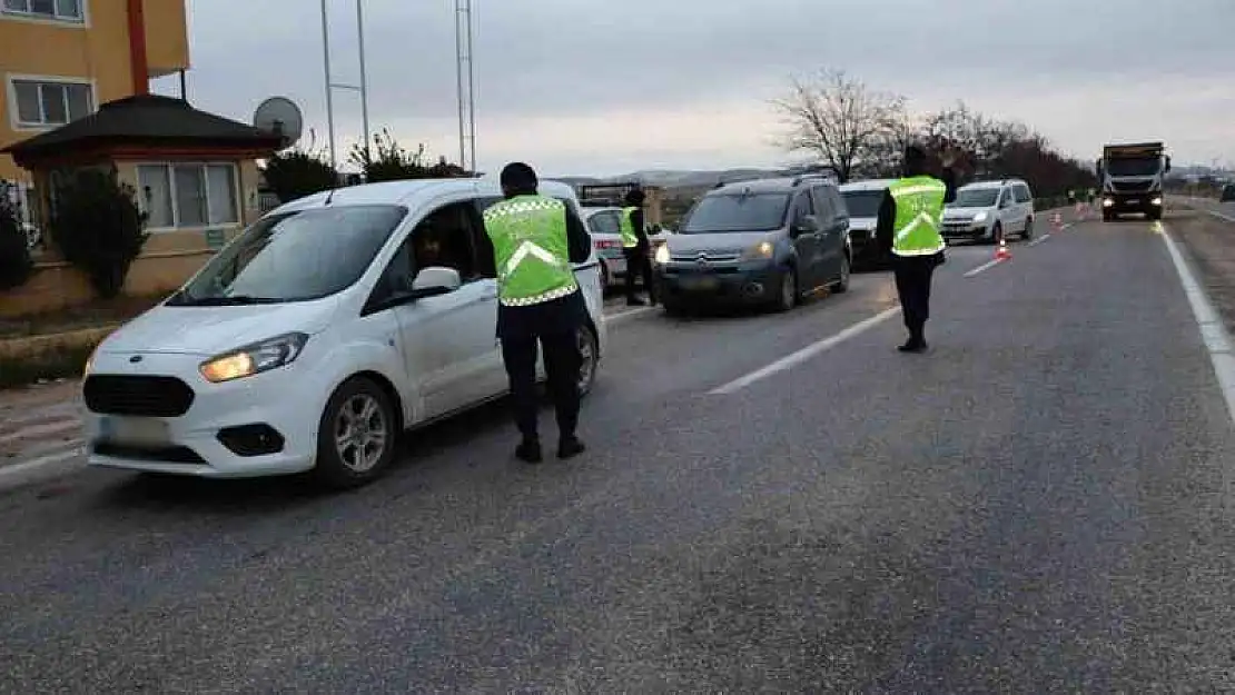 Çakar lamba yasağına uymayan 195 sürücüye ceza