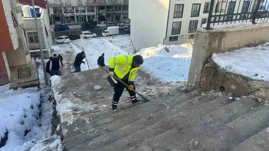 Şırnak Belediyesi kar temizleme çalışmalarına başladı