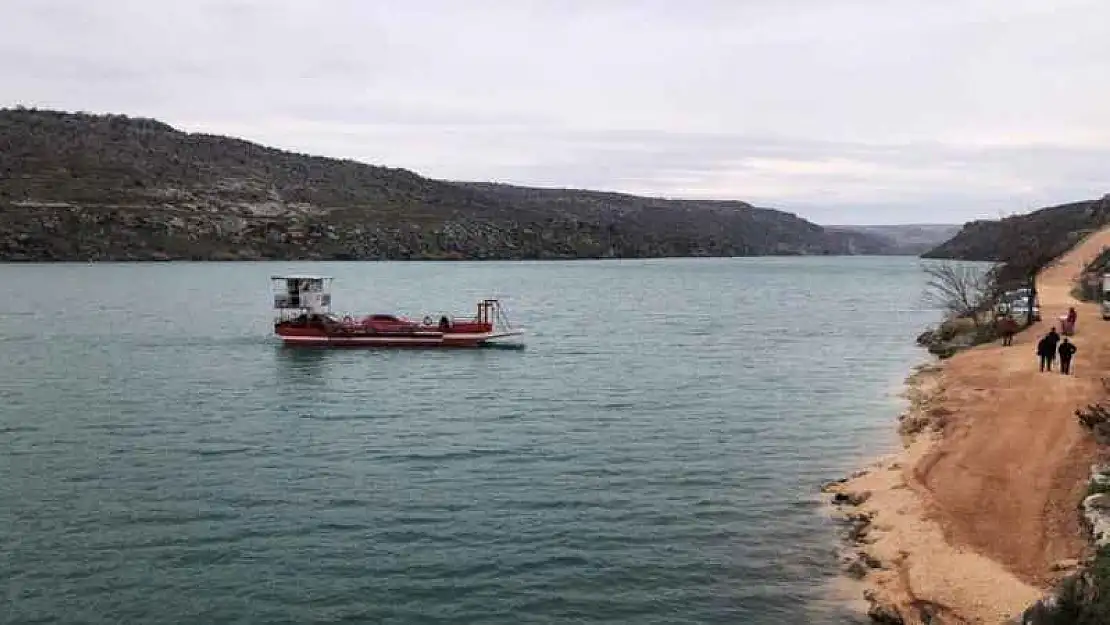 Arabalı feribotla Şanlıurfa'dan Gaziantep'e 5 dakikada ulaşılıyor