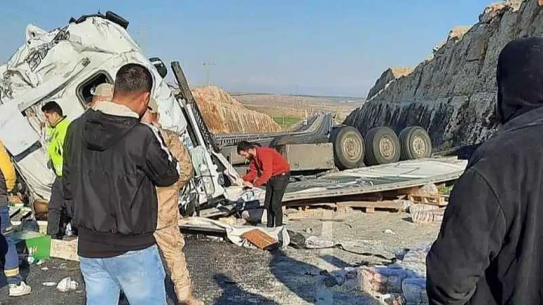 Gaziantep'te seyir halindeki gıda yüklü tır devrildi