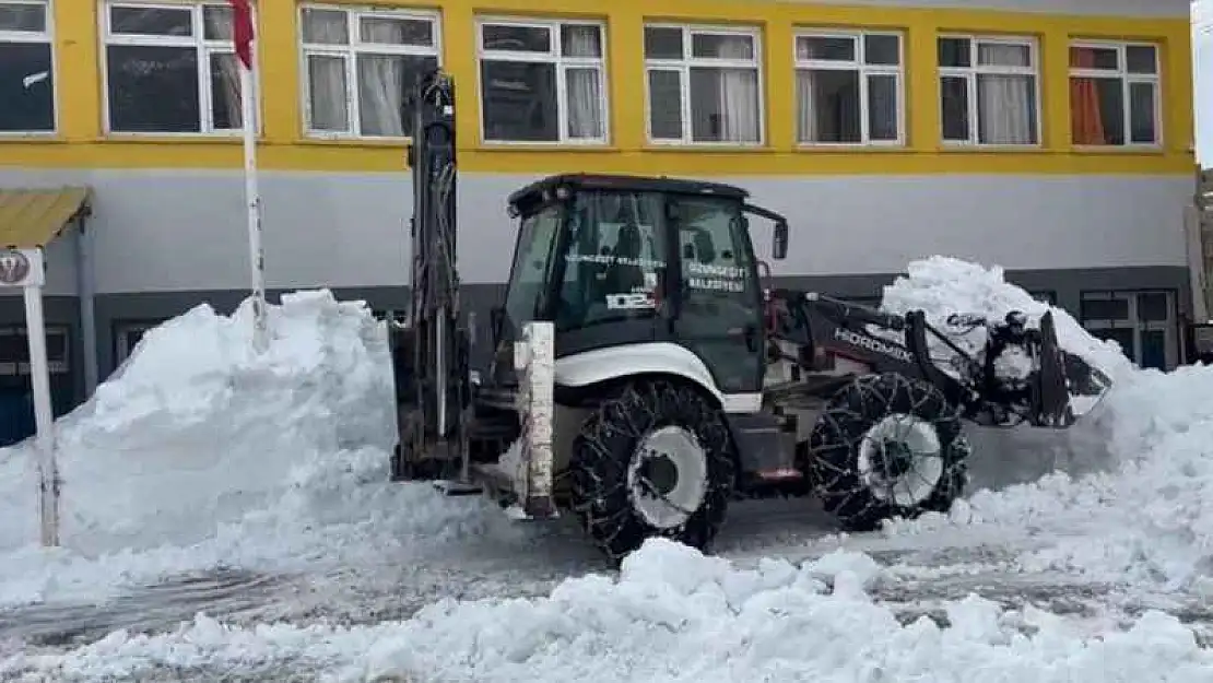 Şırnak'ta okul bahçeleri kardan temizleniyor