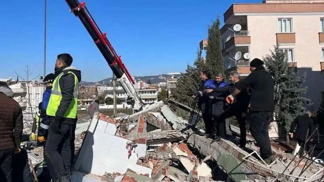 Depremde annesini ve yengesini kaybeden milletvekili o geceyi anlattı