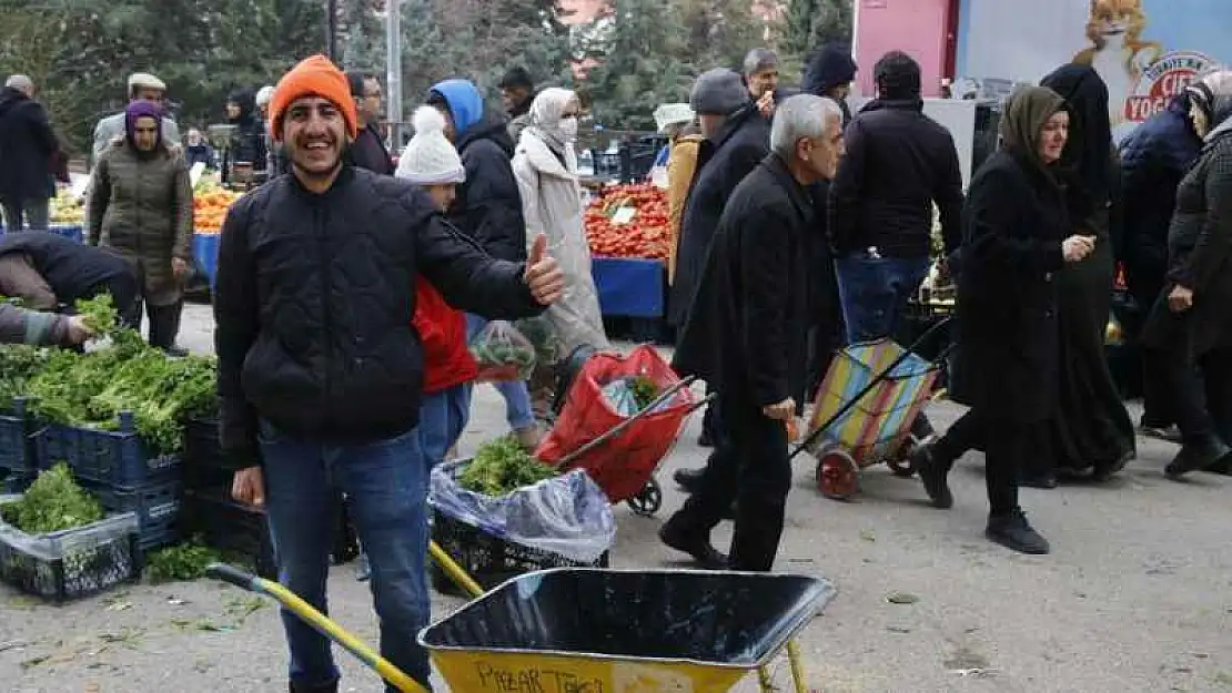 Engelli genç 9 yıldır geçimini pazar alışveriş torbalarını taşıyarak sağlıyor