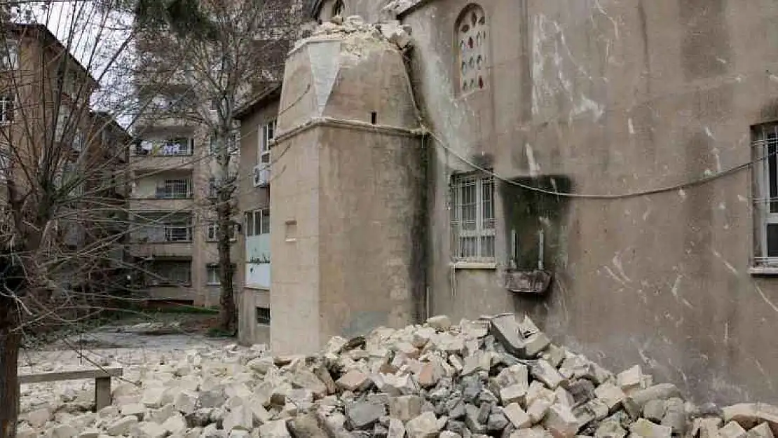 Diyarbakır'da depremde ağır hasar alan cami ve minarelerin yıkımı devam ediyor 