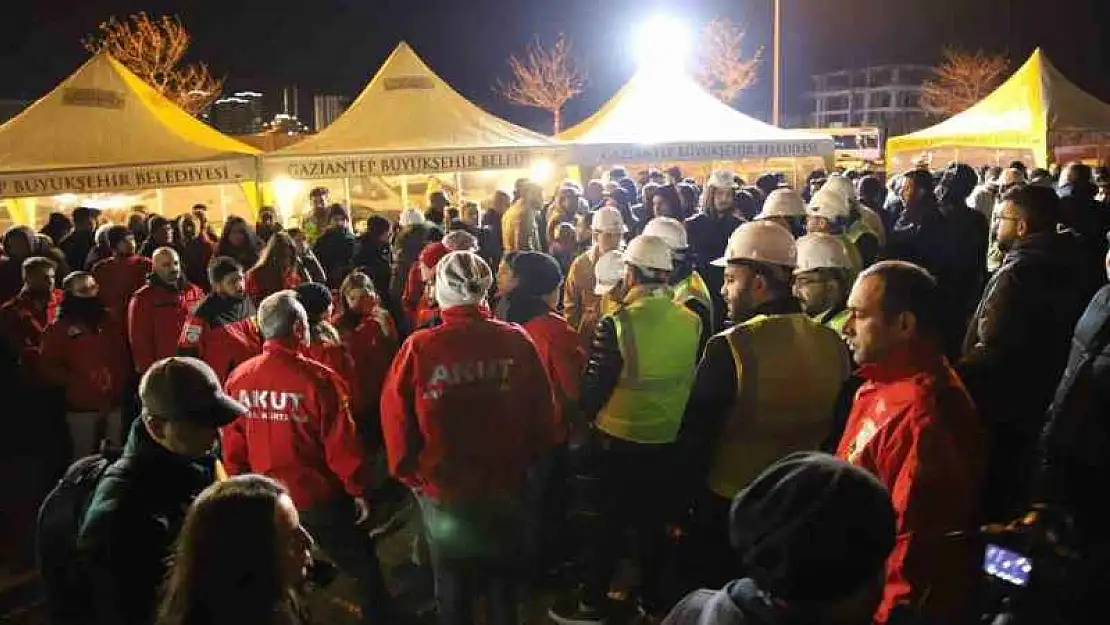 Gaziantep'te depremde hayatını kaybedenler için enkaz alanında Kuran-ı Kerim okutuldu