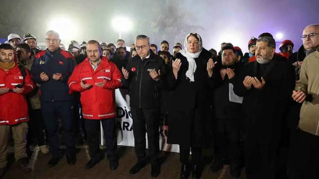 Diyarbakır Valisi, depremde arama-kurtarma çalışmalarına katılan ekiplerle bir araya geldi